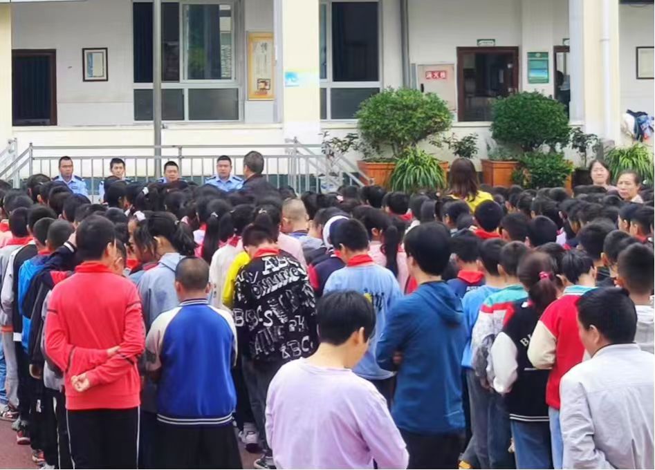 四川省凉山州甘洛县关工委开展“关爱明天、普法先行”青少年法治宣传教育