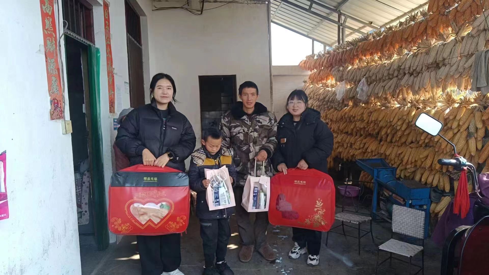 新春送关爱 | 四川省凉山州甘洛县田坝镇关工委开展“老少牵手·温暖同心”暖冬行动