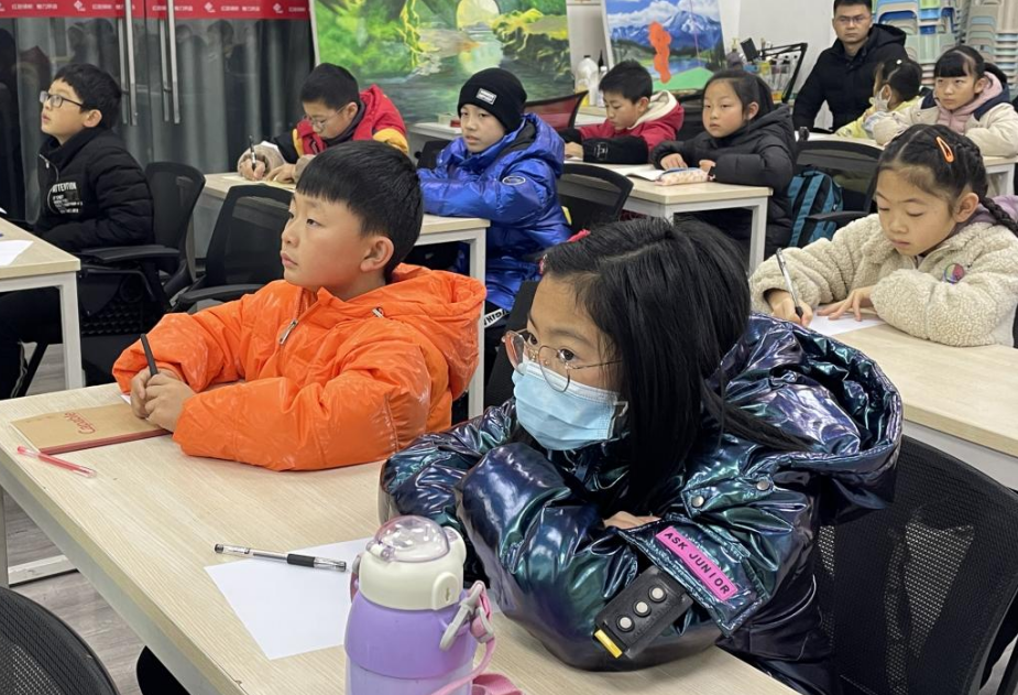 四川省成都市金牛区茶店社区关工委开展“茶沁童心”小小记者队孵化培育活动