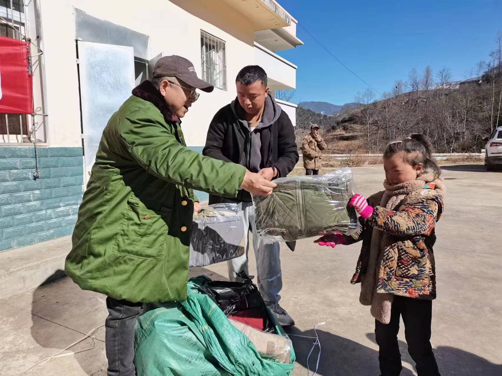 新春送关爱 | 四川省凉山州昭觉县关工委开展“老少牵手 温暖童心”关爱万名青少年暖冬行动