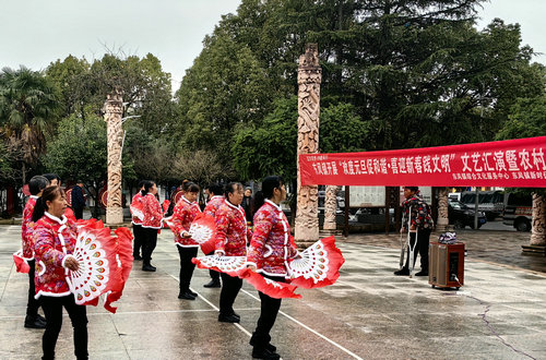 贵州省贵阳市乌当区东风镇关工委开展“欢度元旦促和谐·喜迎新春践文明”文艺汇演暨农村“五治”宣传活动