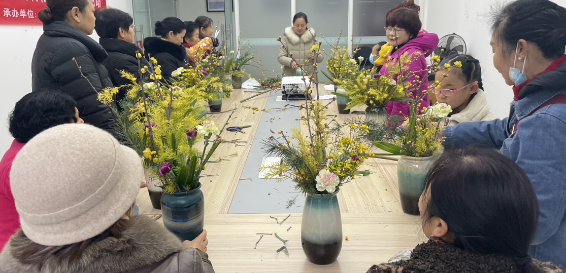 四川省成都市金牛区兴盛社区关工委开展“小寒迎新年 腊月梅花开”中式花艺活动