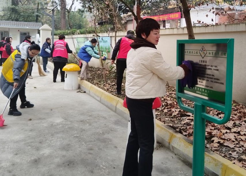 四川省成都市金牛区凤翔社区关工委开展“老少齐动手 社区焕新颜”大扫除活动