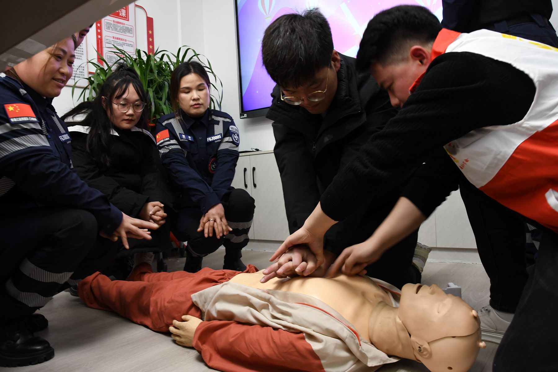 阜南县关工委联合县红十字会开展“关爱生命·救在身边”应急救护知识培训