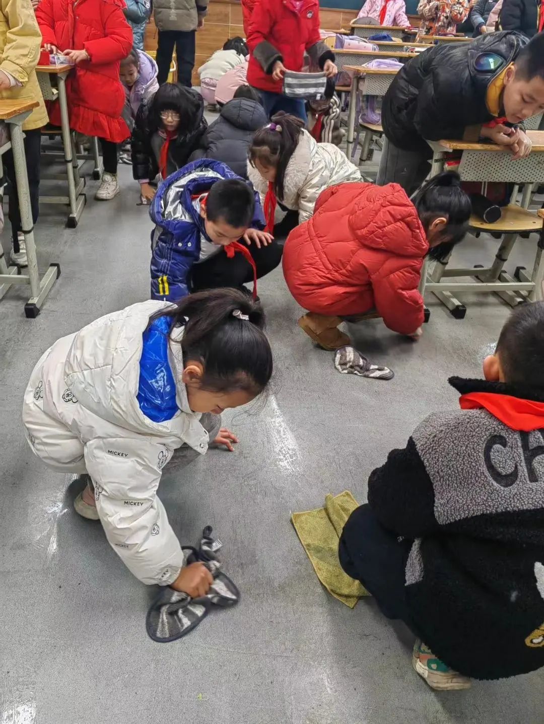 成都市抚琴小学关工委开展校园爱国卫生大扫除活动