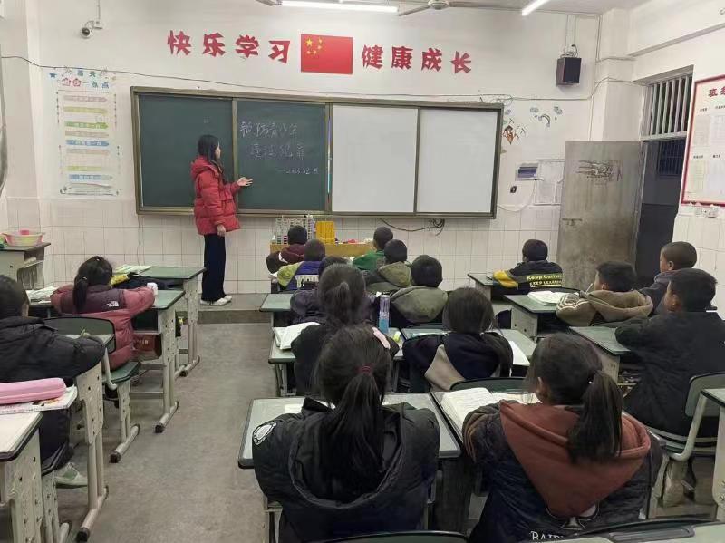 四川省凉山州甘洛县嘎日乡关工委组织开展“预防青少年违法犯罪”班会活动