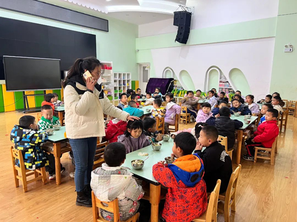 四川省宁南县第三幼儿园关工委开展“食物中毒”应急演练及食品安全教育活动