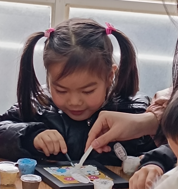 四川省成都市金牛区银沙社区关工委开展“童心巧手，乐享非遗”纸浆画DIY制作活动