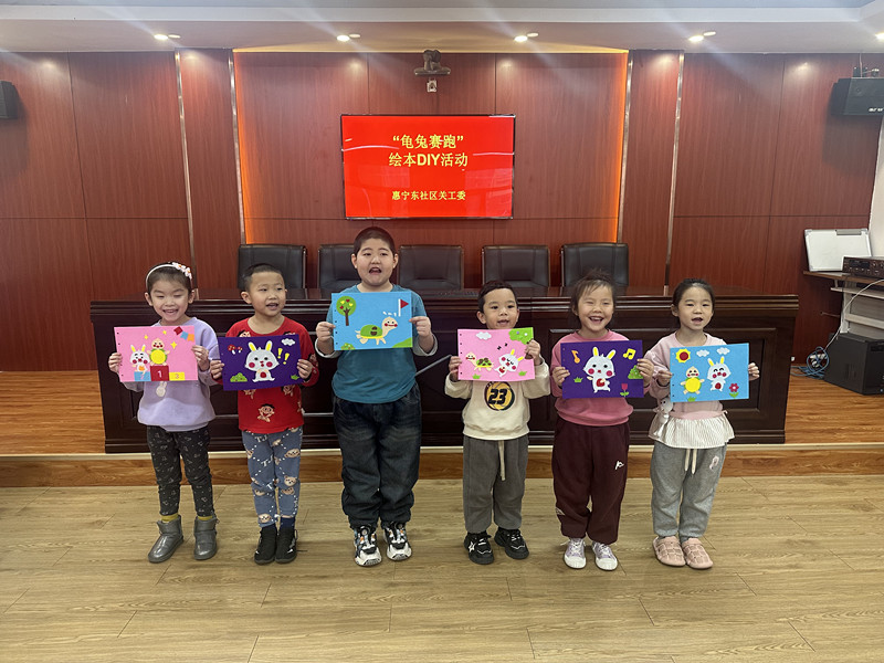 讲述寓言故事 引领创作才华——内蒙古赤峰市元宝山区平庄西城街道惠宁东社区关工委开展“听故事 做绘本DIY”活动