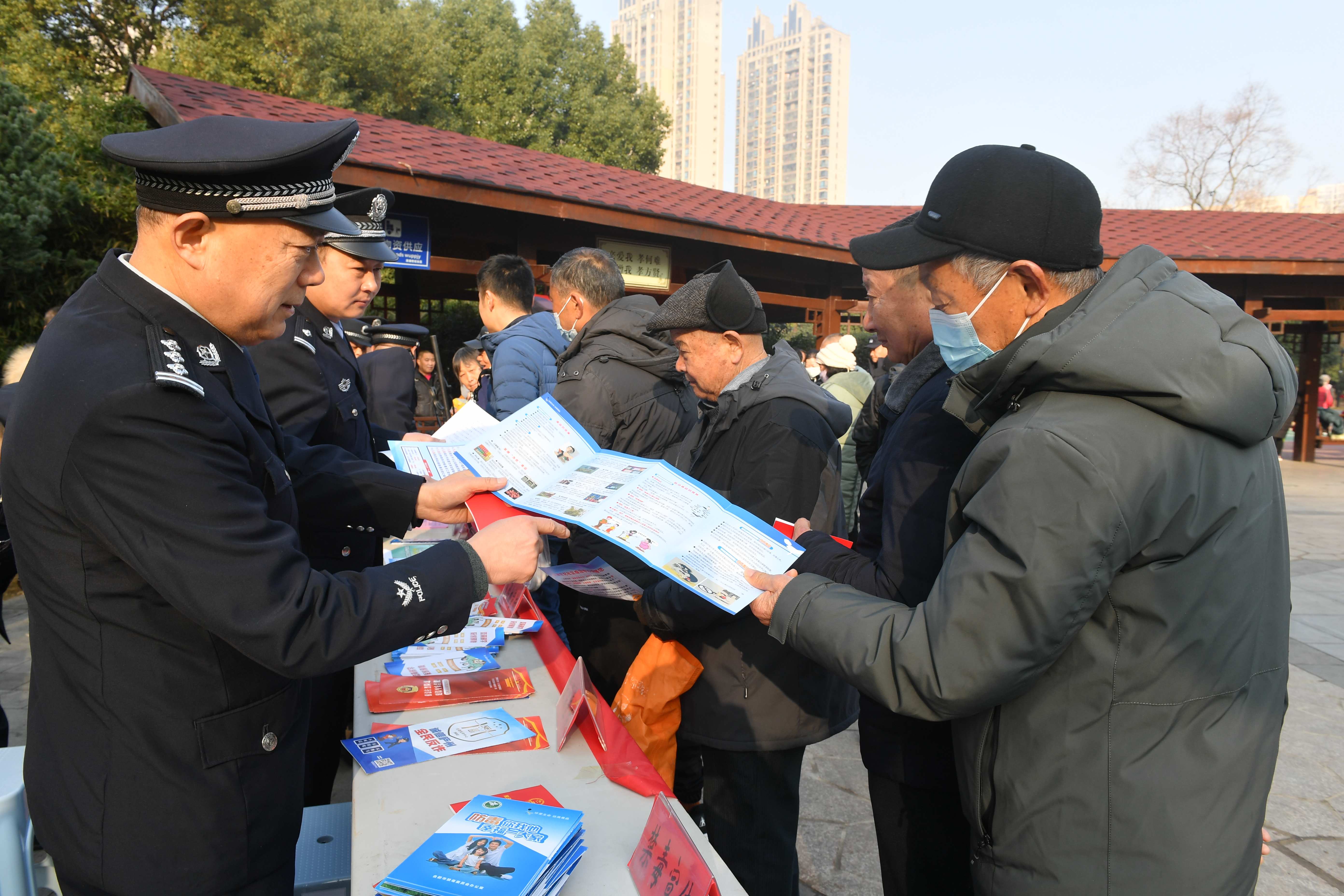 安徽省合肥市包河区滨湖世纪社区清枫居委会关工委开展“中国人民警察节”主题宣传活动