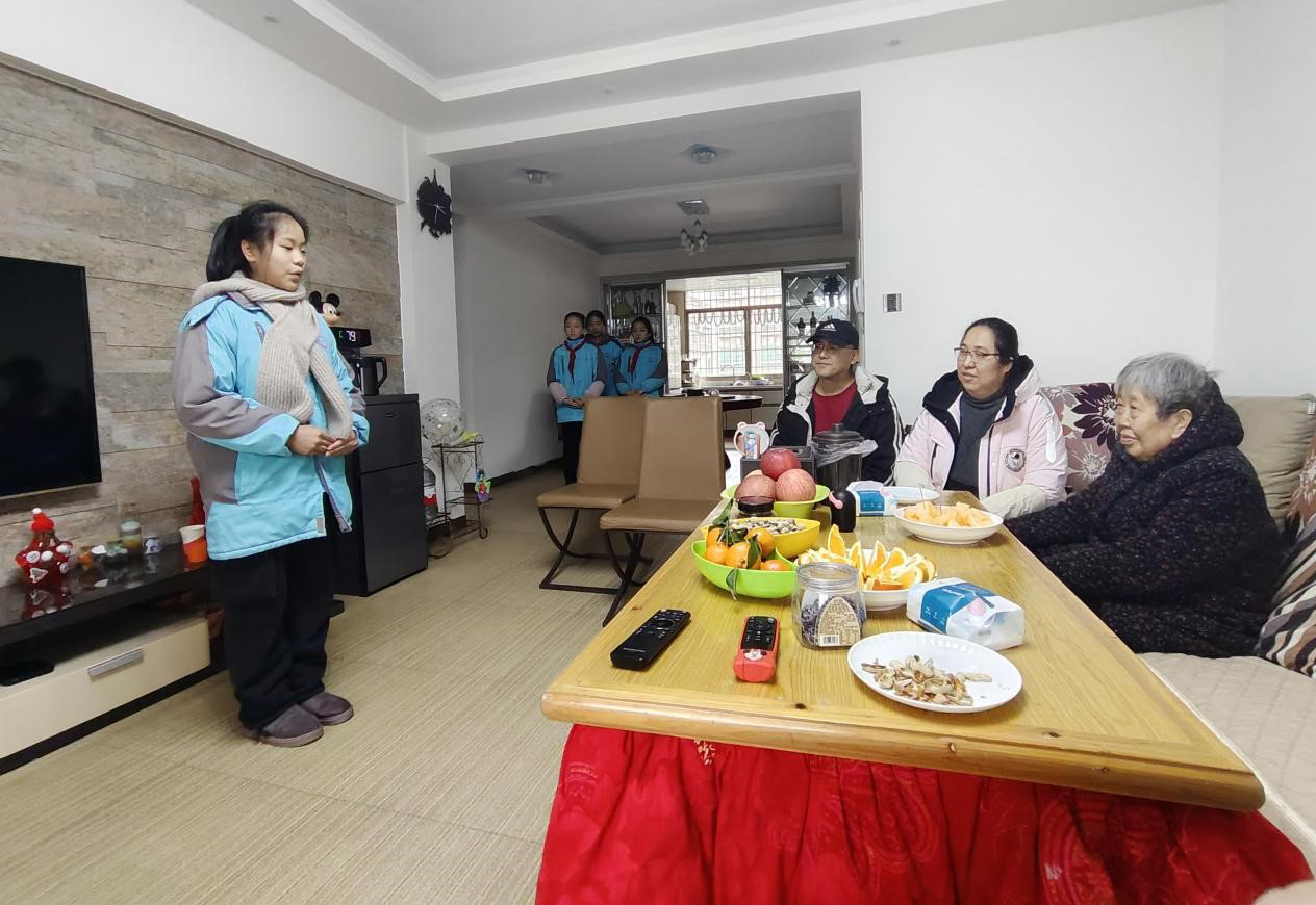 新春送关爱 | 湖南省吉首市乾城小学关工委：岁寒情深 慰问送暖