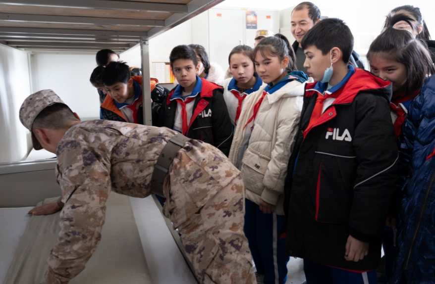 新疆喀什叶城县良种场小学关工委开展“双拥共建促共进，红色基因永相传”活动