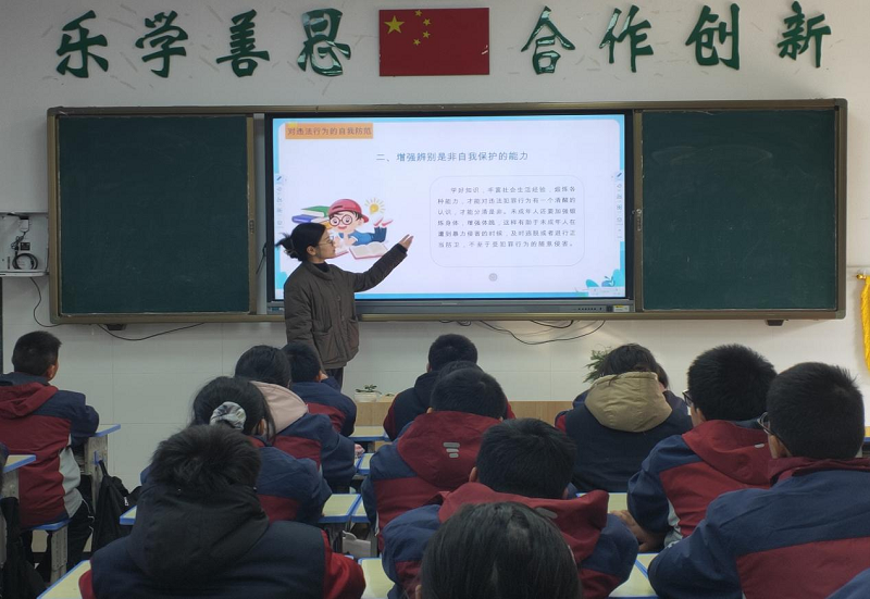 徐州经开区徐庄镇关工委开展“普法宣传进校园”活动