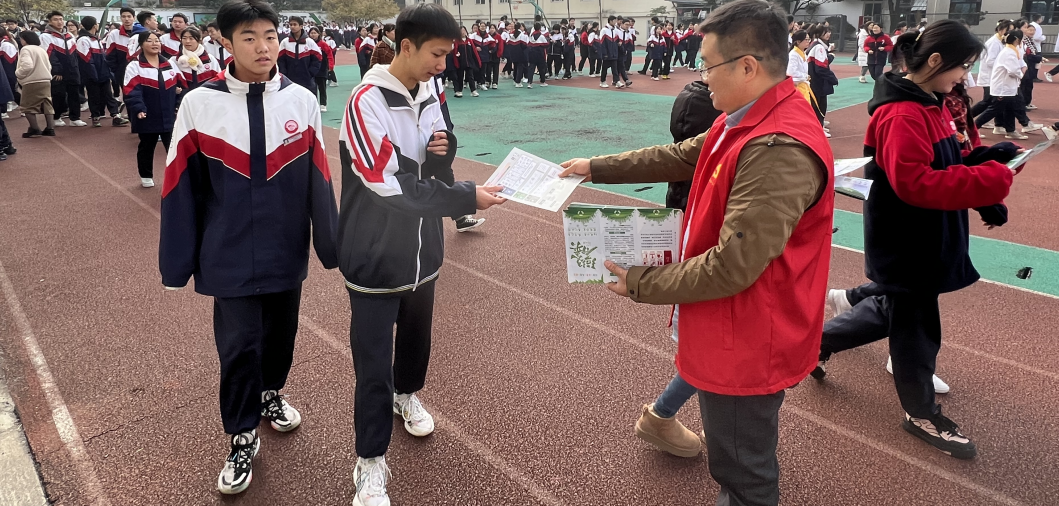 四川省成都市金牛区枣子巷社区关工委开展“我们的幸福枣巷-垃圾分类大家行”活动