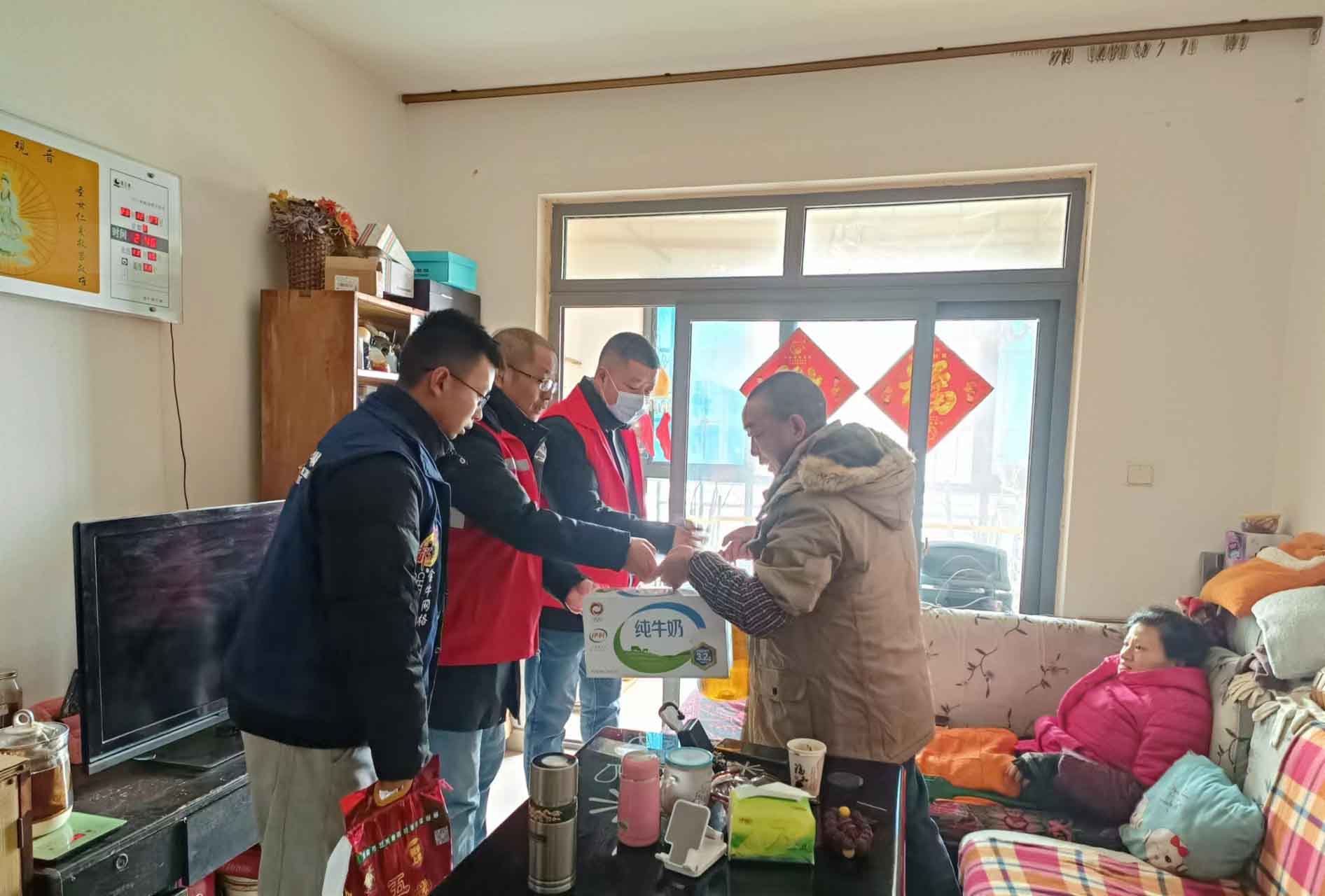 成都市金牛区富家社区关工委开展“元旦喜团圆·到家送温暖”关爱活动