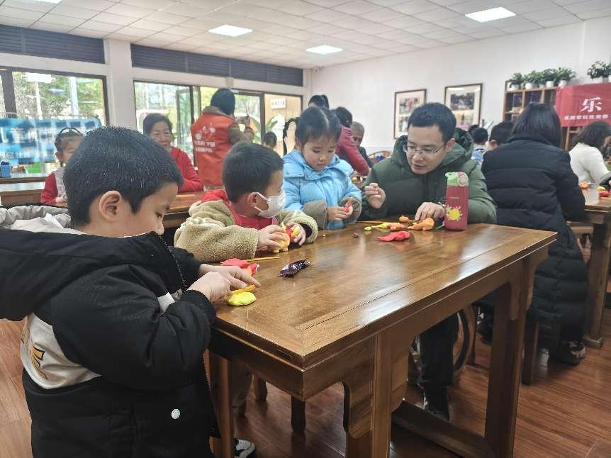 成都市金牛区花照壁社区关工委开展“乐妈妈绘本阅读”《有趣的动物》双语绘本阅读活动