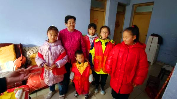 四川省成都市金牛区福源社区关工委开展“自然研学志愿者服务·慰问困难老人”活动