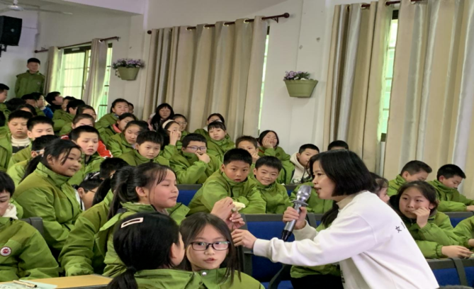 江西崇仁开展“拥抱青春期”健康教育讲座