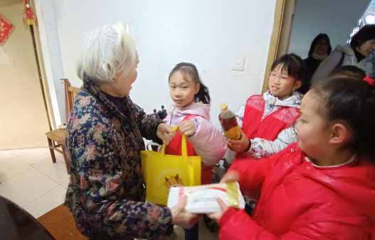 成都金牛区五块石街道福源社区自然研学志愿者服务慰问困难老人活动