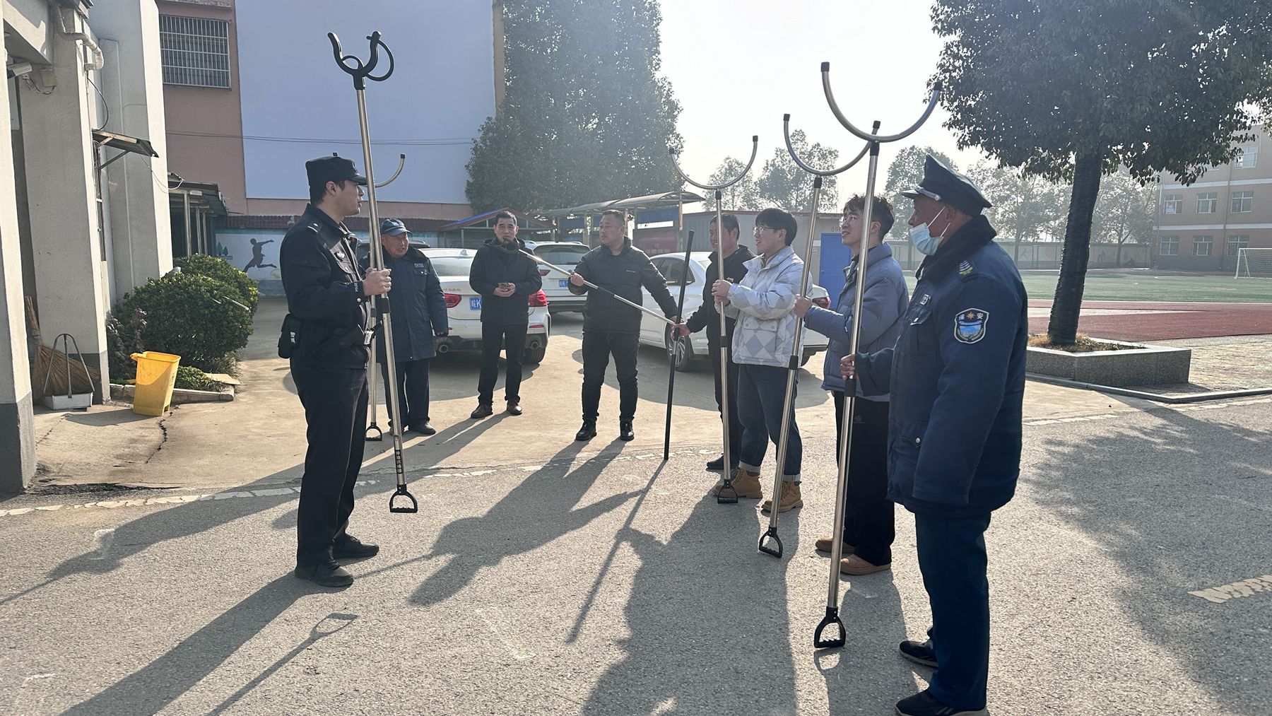 安徽省阜阳市阜南县关工委联合阜南县第十六小学开展“反恐防暴演练”主题活动