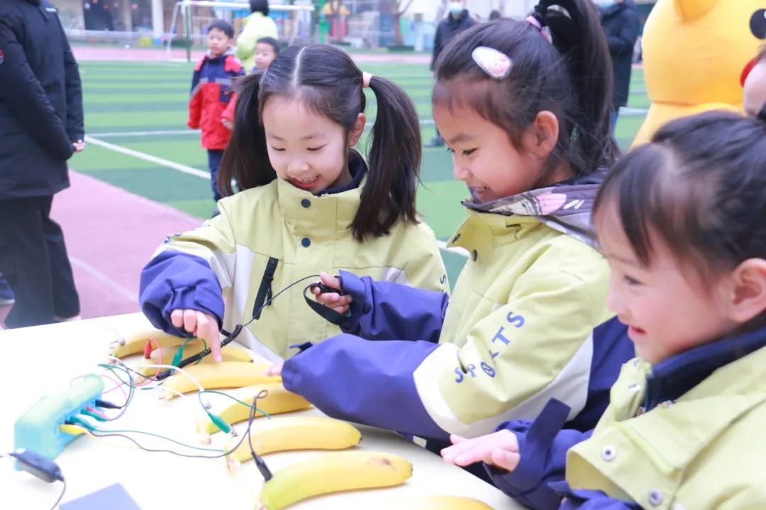 四川省成都市金牛区沙河源小学关工委开展“科教领航 拥抱未来”主题活动