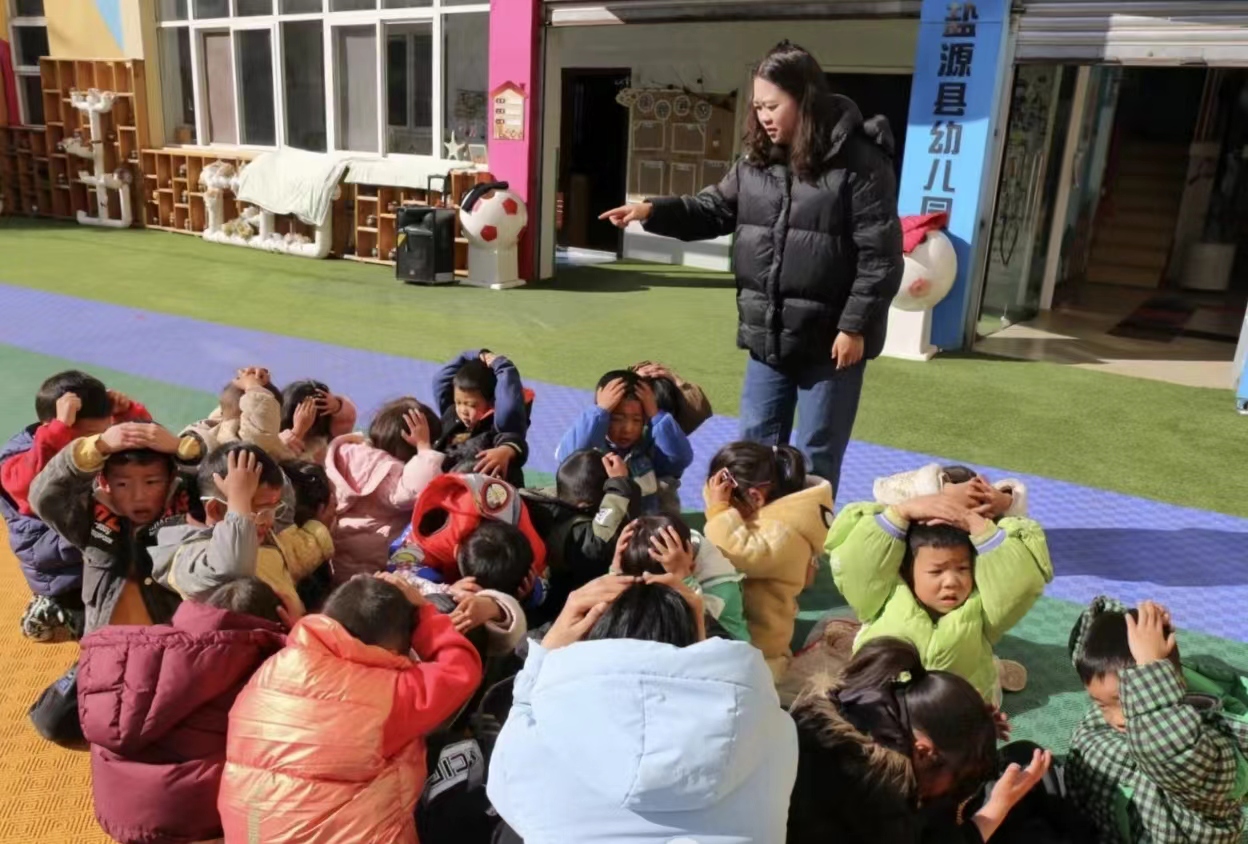 四川省凉山州盐源县关工委联合县幼儿园开展防震减灾应急疏散演练