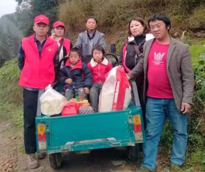 四川省宜宾市兴文县僰王山镇关工委携手爱心人士开展春节前送温暖活动