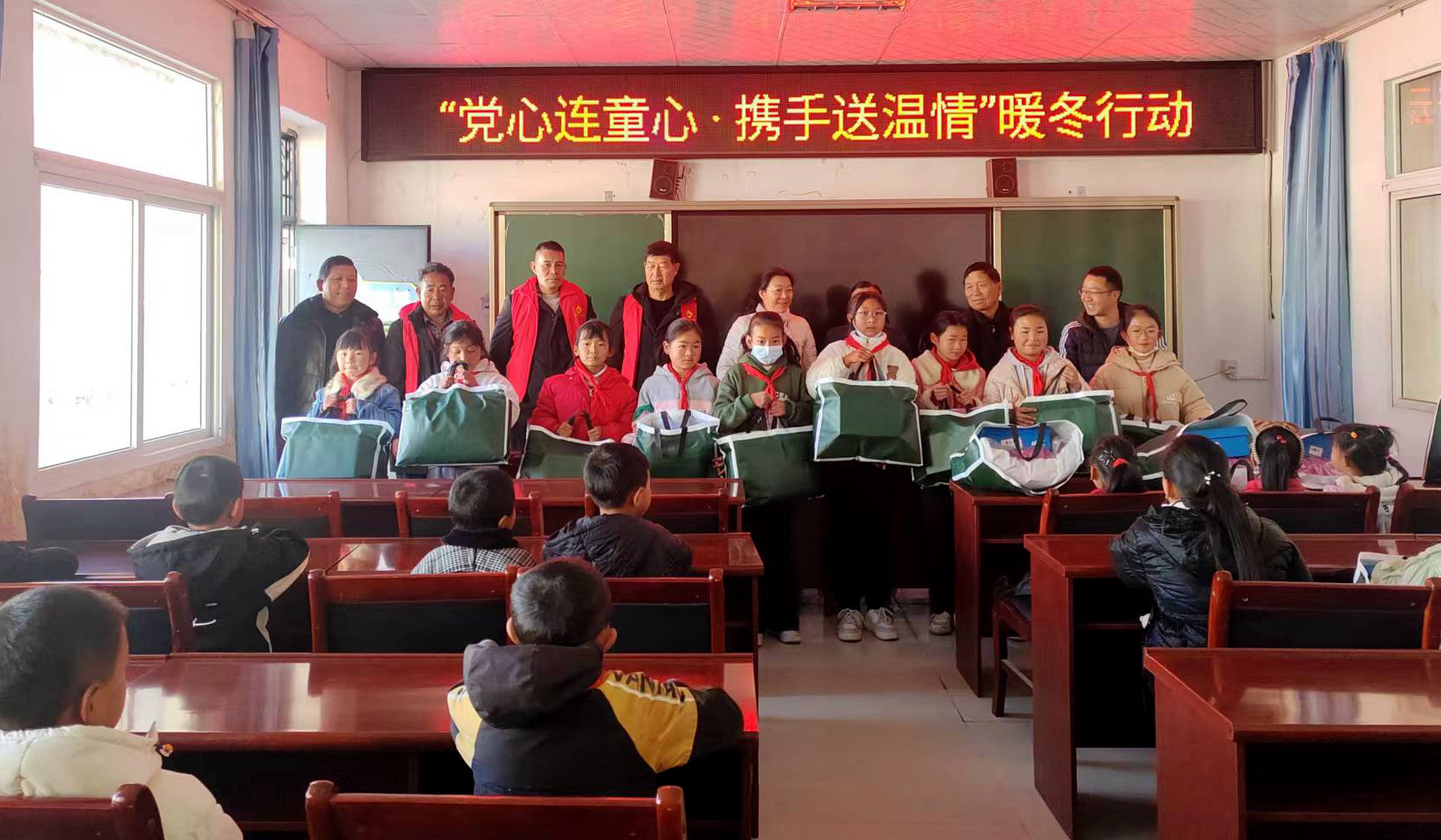 会东县开展“党心连童心·携手送温情”暖冬行动