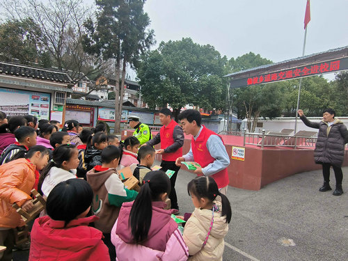 贵州省贵阳市乌当区偏坡布依族乡：把稳道路交通安全“舵” 护航青少年出行安全