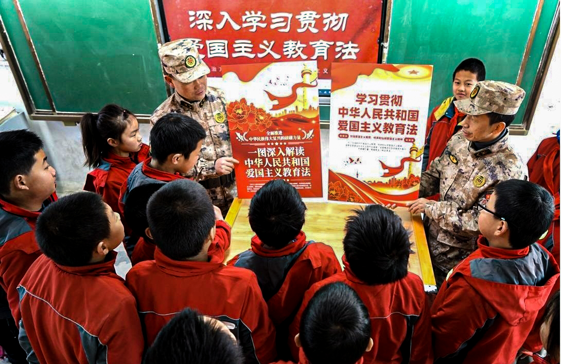 安徽省巢湖市夏阁镇西峰初中学校关工委：《爱国主义教育法》进课堂