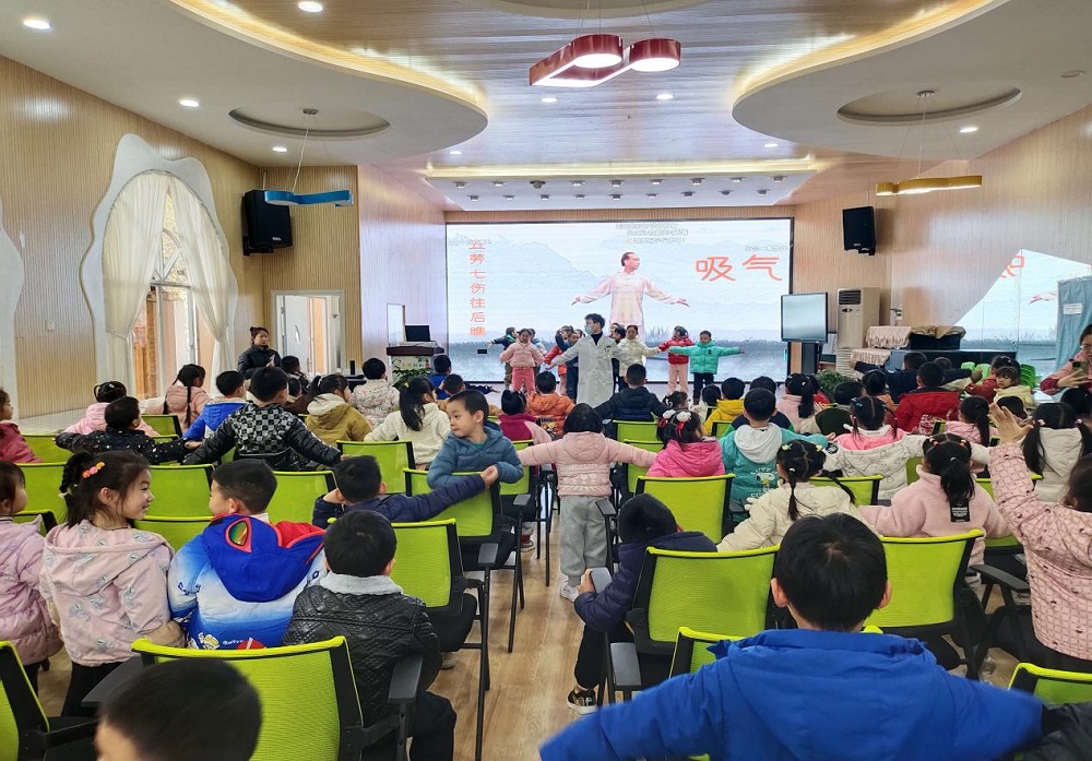 贵阳市花溪区阳光街道关工委开展“生命的来源 科学的健身”活动