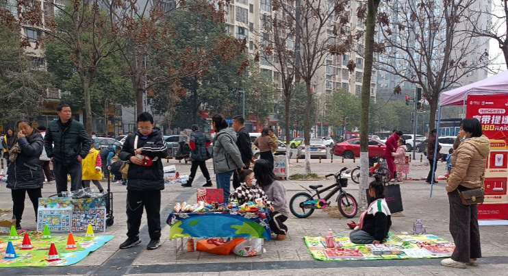 金牛区玉垒社区关工委开展儿童“跳蚤年货节”活动