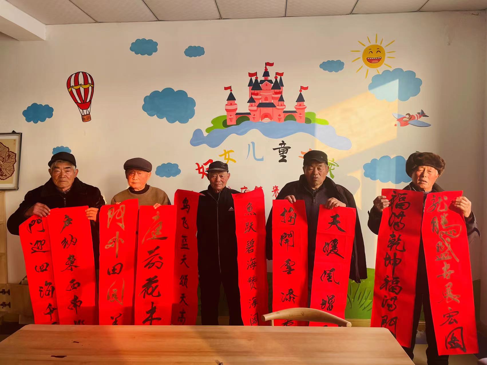徐州经开区徐庄镇来安村关工委：书写春联送祝福 翰墨飘香迎新春