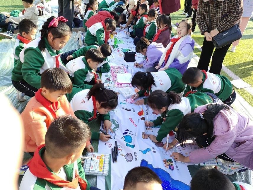 贵阳市花溪区金筑街道关工委开展“垃圾分类”进校园宣传活动