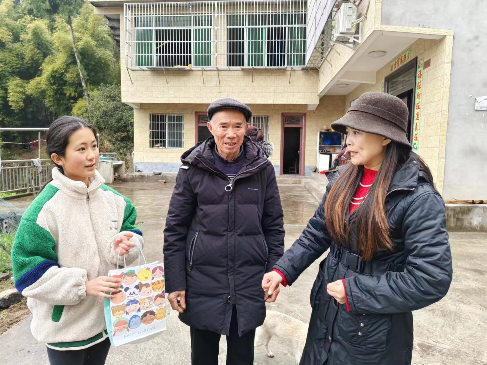 四川省南充市南部县谢河小学关工委开展寒冬家访活动