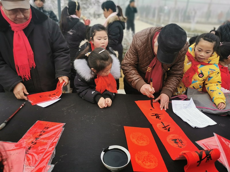 万象迎新春 | 徐州经开区徐庄镇龙田村关工委：“龙腾新春 笔墨生辉”迎新春送春联活动