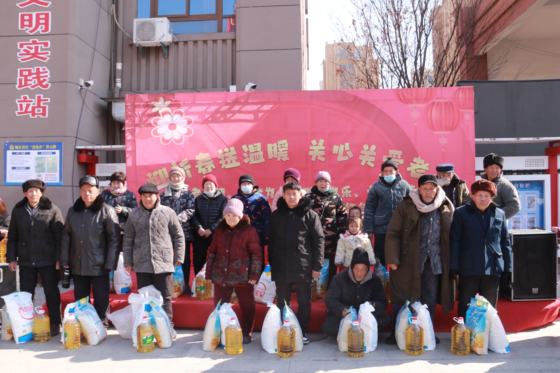 安徽省阜阳市阜南县鹿城镇杨庄社区向310户特殊群体发放生活物资