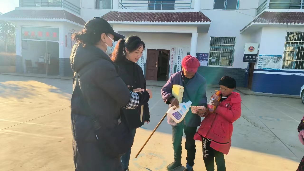 四川省凉山州盐源县关工委联合县妇联开展关爱慰问特困妇女儿童活动