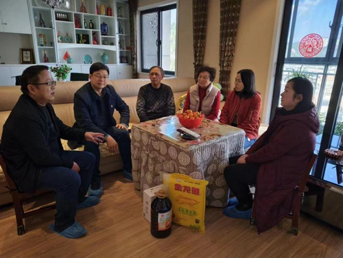 贵州省贵阳市乌当区新创路街道关工委节前走访慰问辖区“五老”