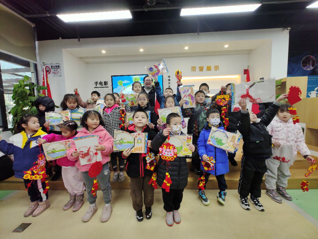 成都市金牛区黄忠社区关工委开展“点燃童趣的绿色火花 保手工鞭炮”活动