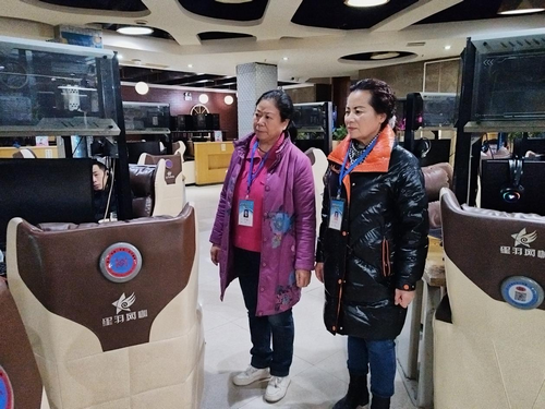 贵州省贵阳市乌当区关工委“五老”网吧监督员开展寒假网吧巡查