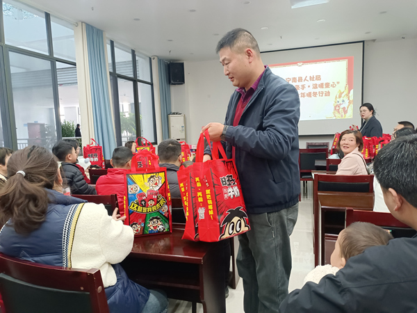 四川省宁南县关工委联合县人社局开展“老少牵手·温暖童心”关爱青少年暖冬行动
