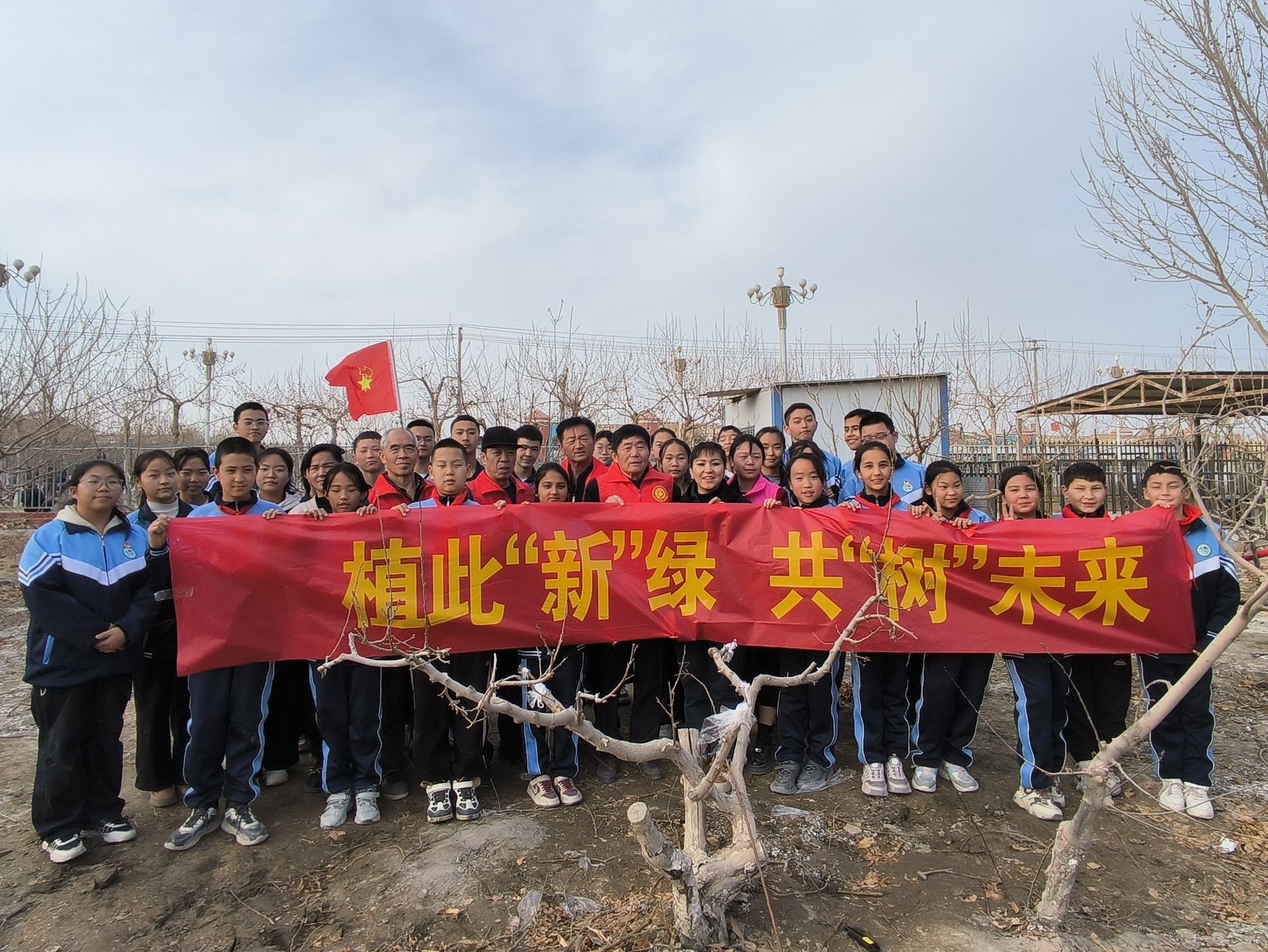 第三师图木舒克市四十九团海安镇关工委开展“植”此新绿  共“树”未来活动