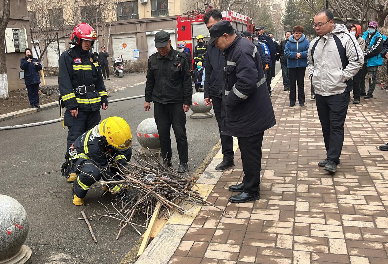 吉林市船营区北极街道香麓社区关工委携手筑石红心物业开展“筑牢安全‘防火墙’ ”消防安全演练活动