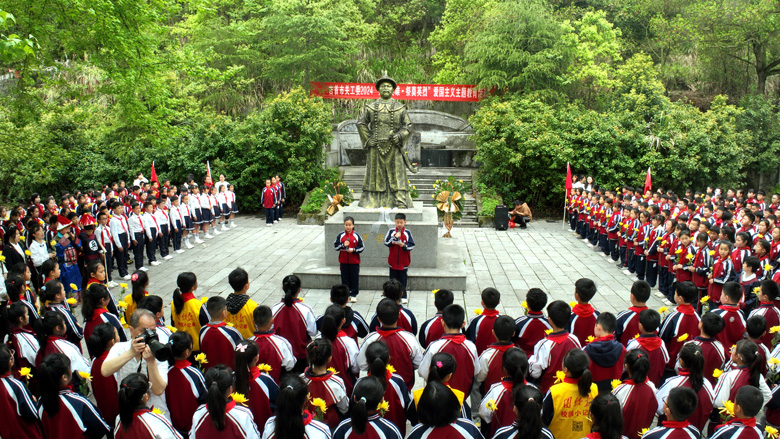 湖南省吉首市第八小学关工委：崇尚英雄，祭奠英烈
