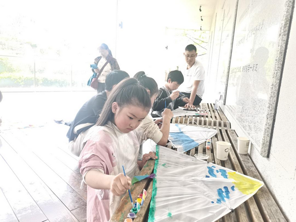 贵州省贵阳市乌当区新创路街道关工委开展“巧手绘纸鸢 清明寄哀思”主题活动