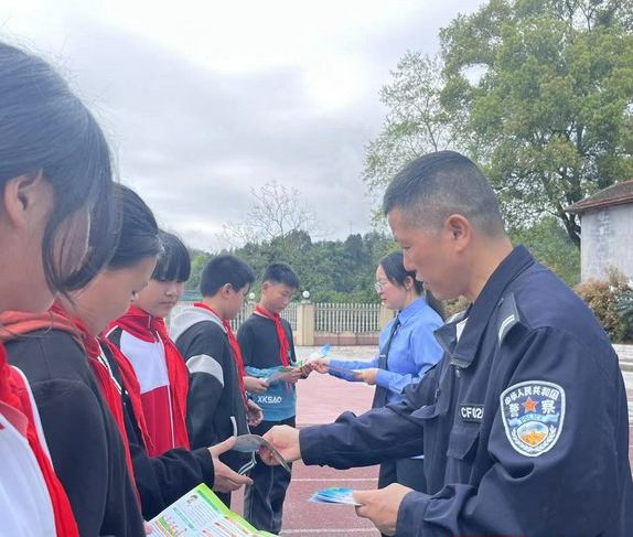 湖南省泸溪县潭溪镇关工委开展法治宣讲进校园活动