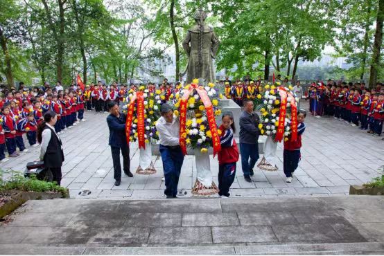 祭奠英烈 传承爱国情怀
