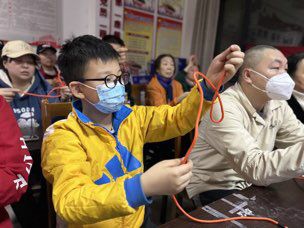 成都市金牛区洞子口社区关工委开展“安全夜校——常用绳结的运用”活动