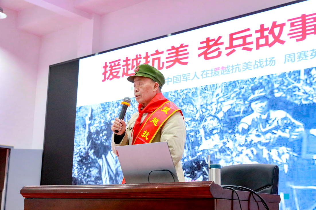 老兵宣讲战斗故事  竭力传承红色基因——湘西州凤凰县援越抗美老兵周赛英为学生宣讲战斗故事